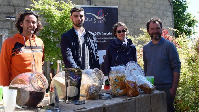 Au centre, Arthur Nicolas, responsable filières végétales à la CAPL, et Maud Abbott, en charge de la boutique en ligne, entourés des producteurs Anthony Lascaud (à g.) et Charles Chateigner, présentent les produits vendus sous la marque Quinoa d’Anjou. © Anne Mabire